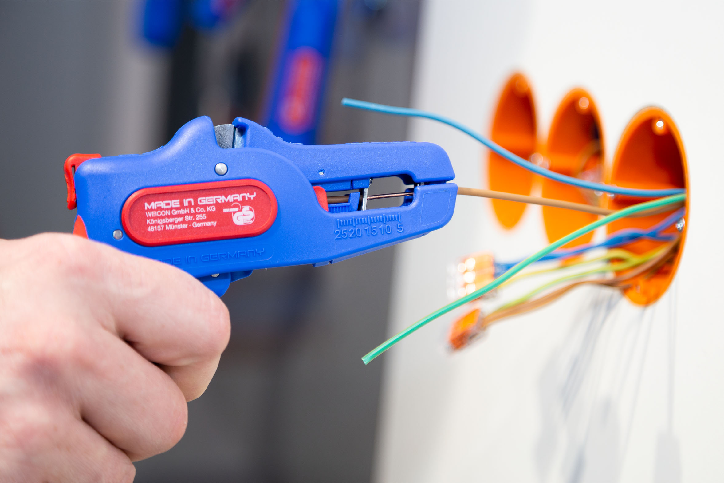 Kabel wird mit Weicon No. 5 Pro abisoliert