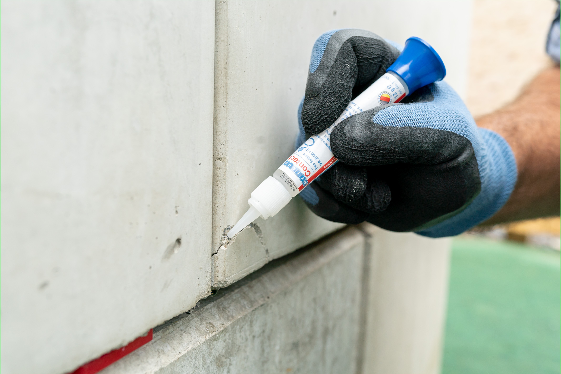 Ausgebrochenes Betonteil einer Wand wird mit Weicon Sekundenkleber VA 2500 HT wieder eingeklebt