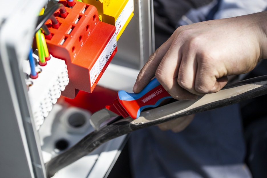 Couteau à dégainer H.D. No. 1000 | avec manche à 2 composants y compris capuchon de protection pour les travaux sous tension jusqu'à 1.000 volts