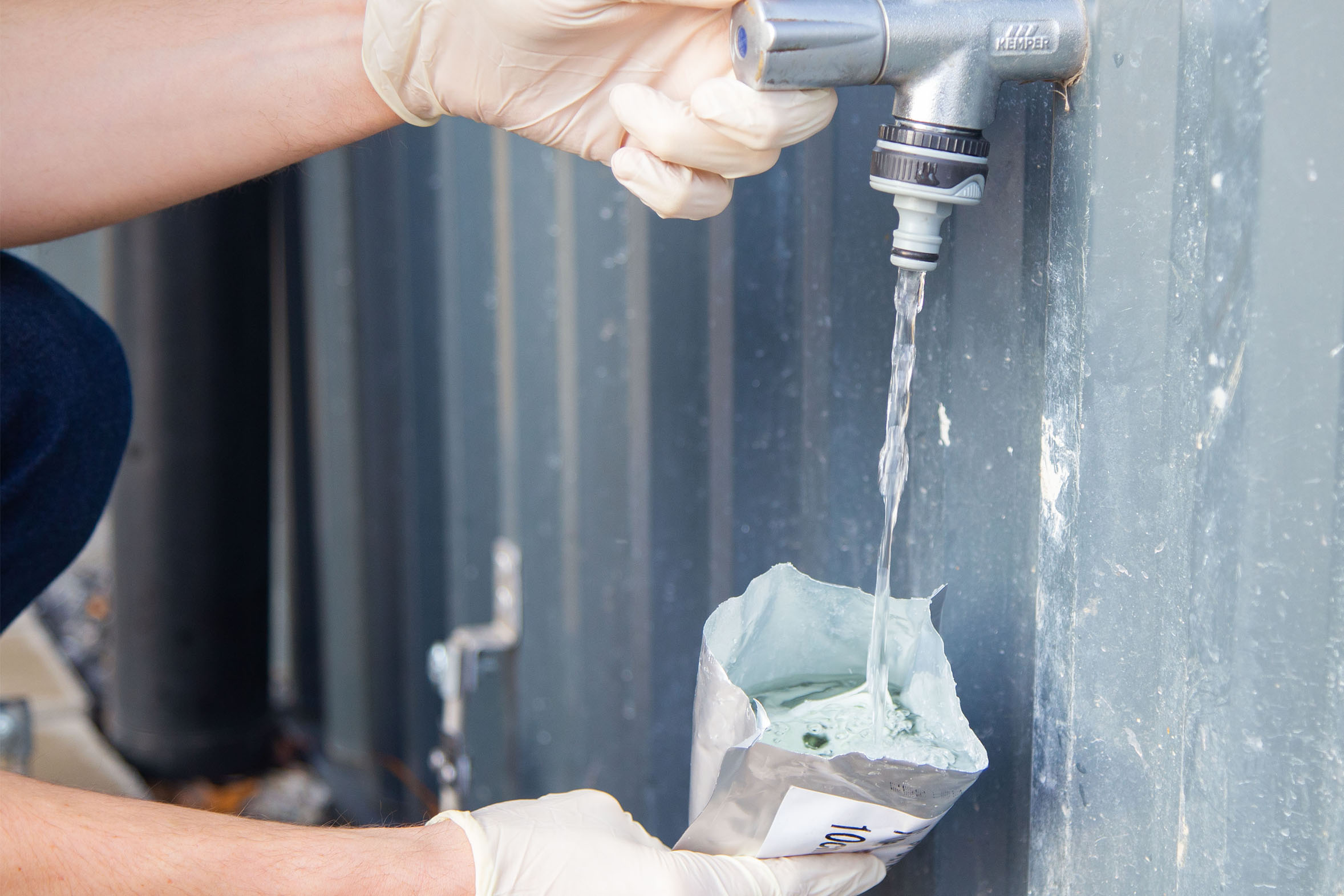 Wasser wird in Beutel gegeben