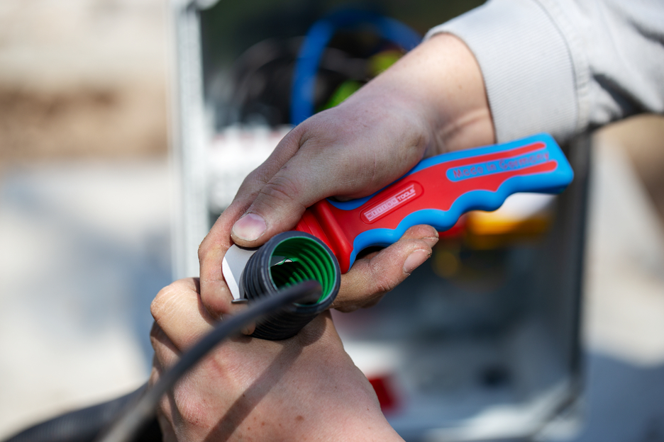 Couteau à dégainer H.D. No. 1000 | avec manche à 2 composants y compris capuchon de protection pour les travaux sous tension jusqu'à 1.000 volts