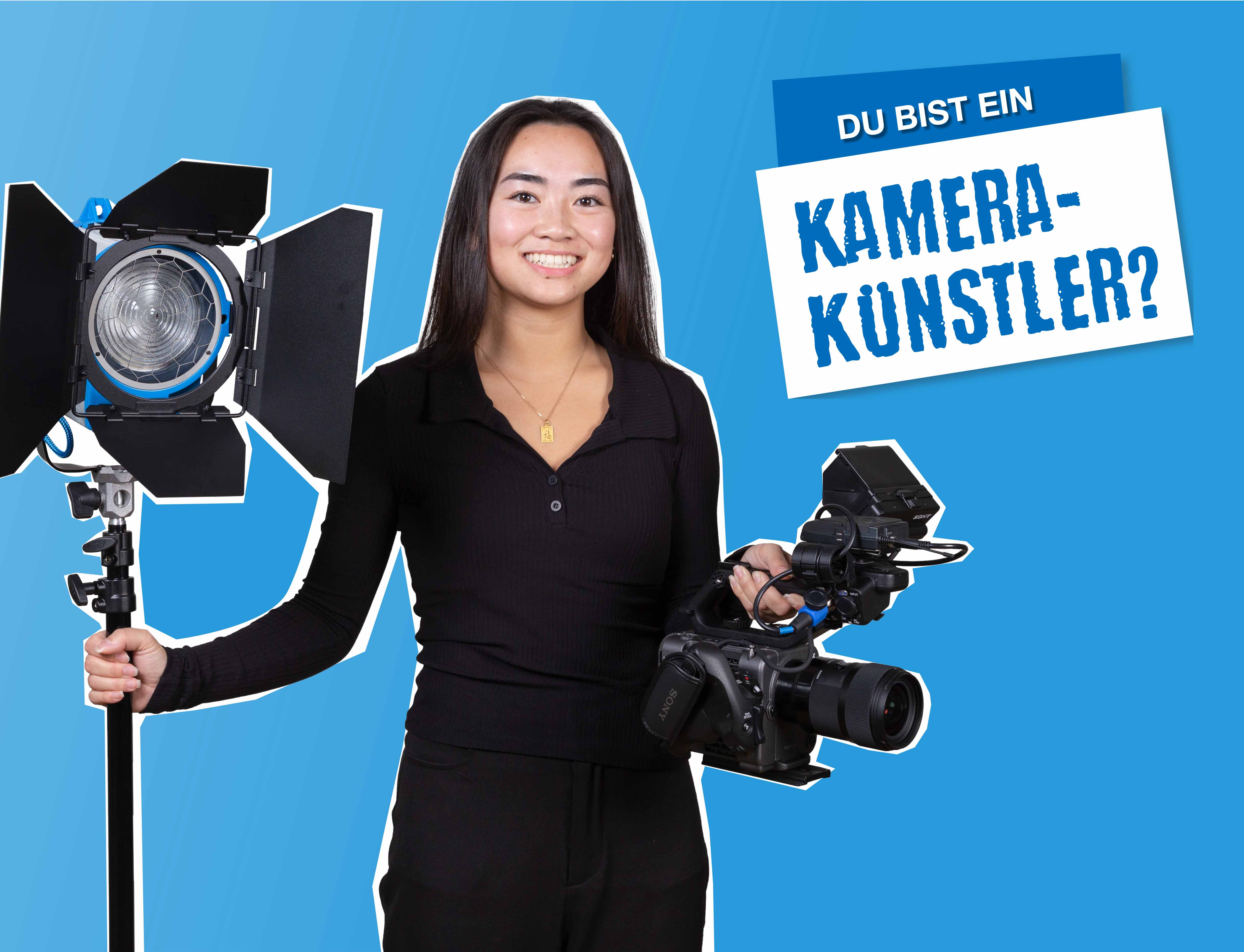 blauer Hintergrund, in der Mitte steht ein Mädchen, das eine Kamera und eine Blende festhält, daneben steht ein einer Box "Du bist ein Kamerakünster?"