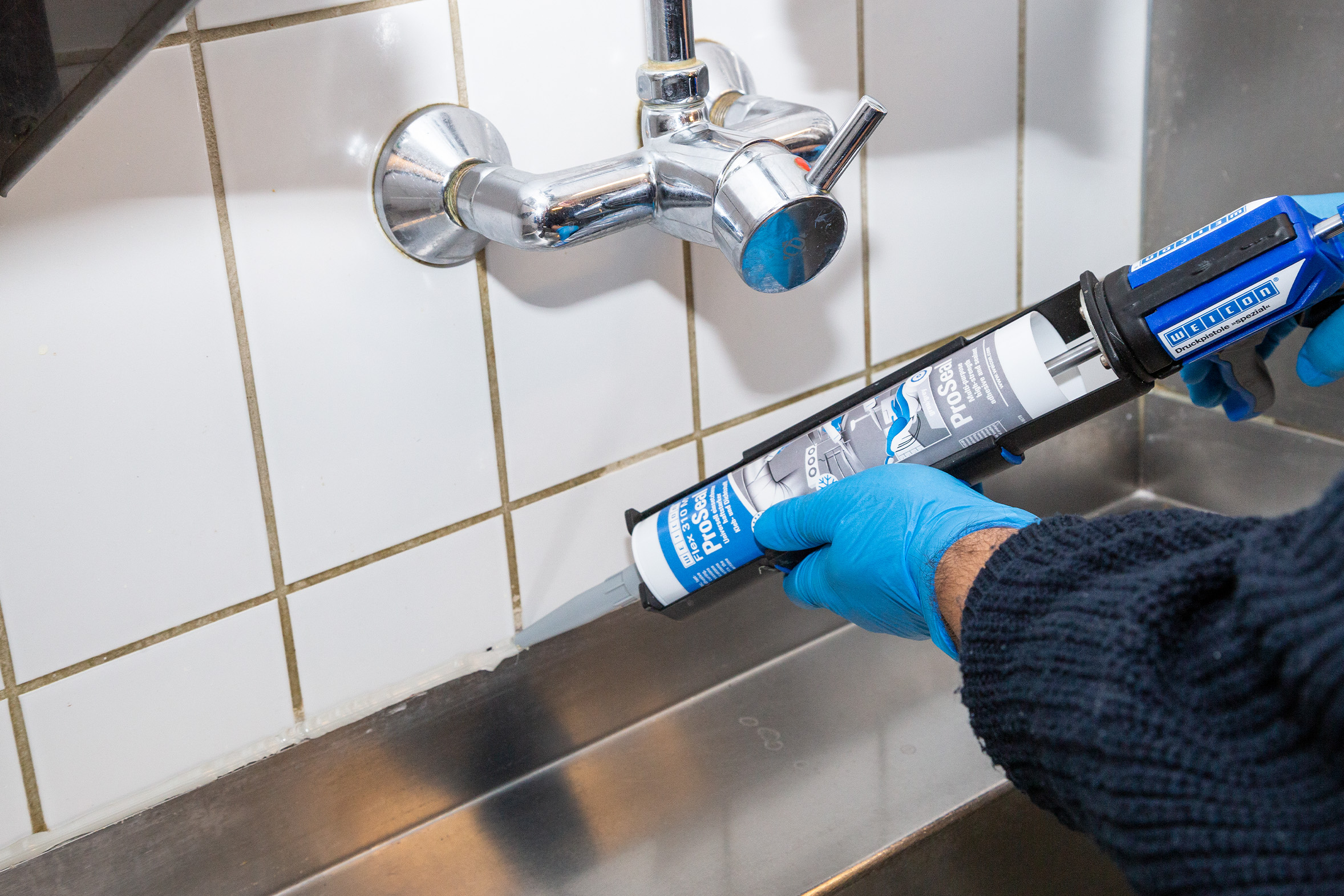 Weicon Flex 310 M ProSeal wird an Badezimmerarmatur als Dichtung aufgetragen